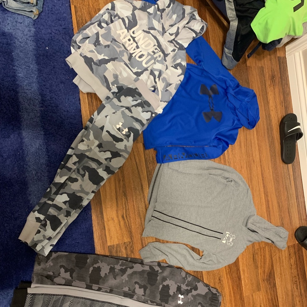 Boys under armour size small!